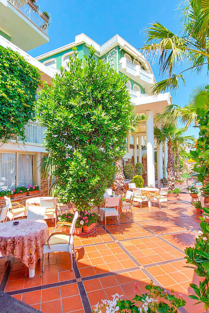 Hotel fronte mare, immerso nel verde