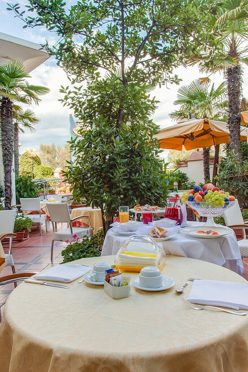 Colazione in giardino al Gambrinus Hotel Cervia